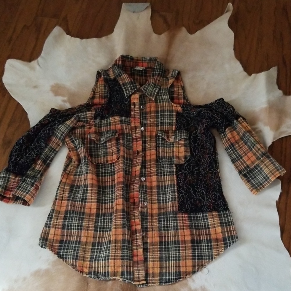 Gimmicks by BKE Flannel Cold Shoulder Shirt M